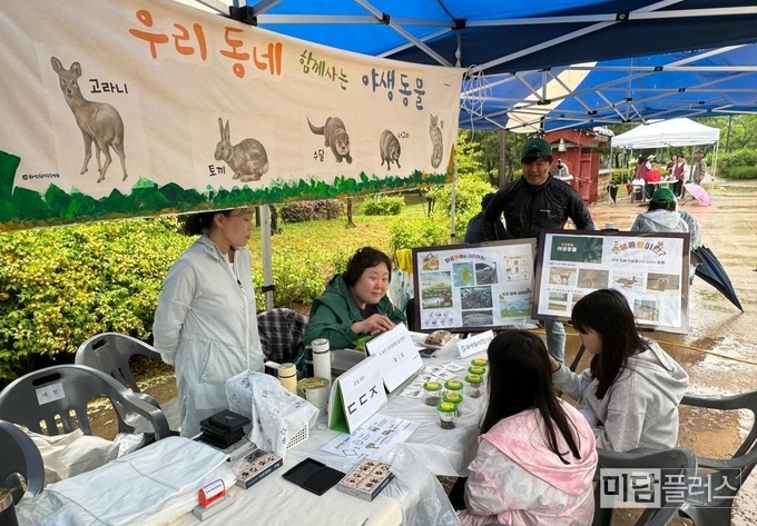 초록 축제에 참여한 청소년들