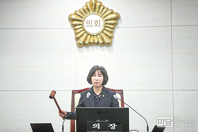 의사봉을 타봉하는 김경희 화성시의장