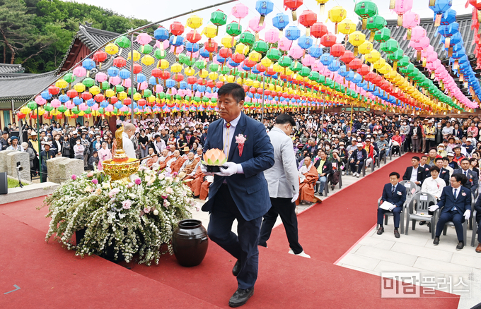 연등 올리는 오문섭 화성시 부의장