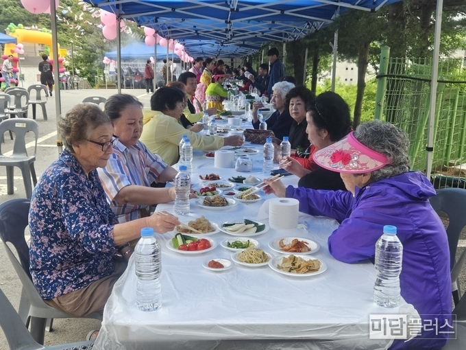 참여한 주민들이 점심 식사를 하고 있다