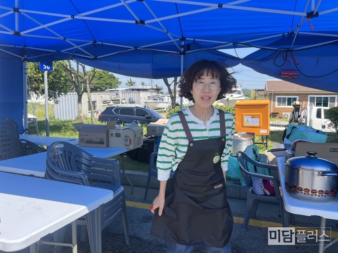 6월 2일 NH 농협 부스에서 의자 정리를 하고 있는 정명근 화성시장 배우자 이선희 여사