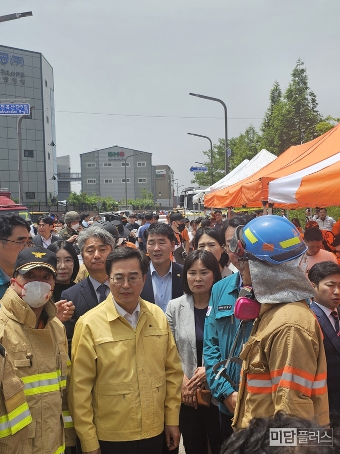 화성시의회 경제환경위원회 전곡산업단지 화재 현장 방문 (사진- 화성시의호 제공)