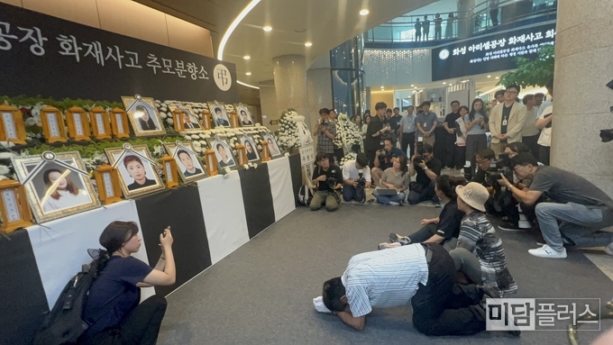 위패와 영정 앞에서 울부짖는 유가족과 취재진 (사진 - 박상희 기자) 