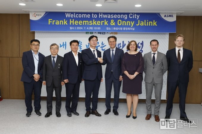 ASML 관계자와 손잡은 정명근 화성시장 (사진 - 화성시청 제공)