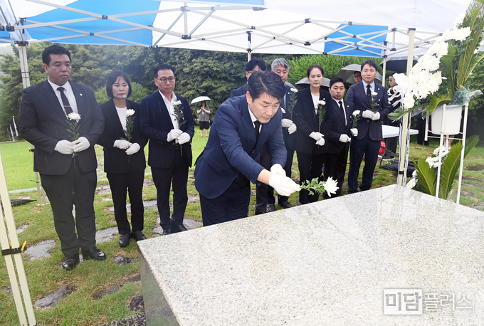 제암리 순국묘역에서 헌화하는 화성시의회 배정수 의장