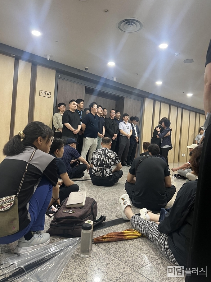 화성시장실 앞에서 대치 중인 유가족과 화성시 공무원 (7월 9일 오후 사진 - 박상희 기자) 