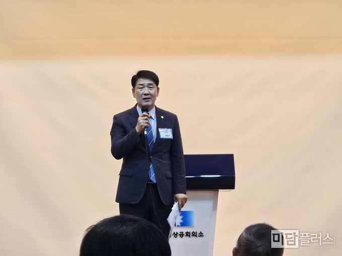 화성상공회의소 화성경제인포럼에서 축사하는 배정수 화성시의장 (사진 - 화성시의회 제공) '