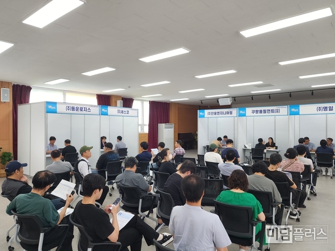 화성시일자리센터 소규모 박람회 ( 사진 - 화성상공회의소 제공) 