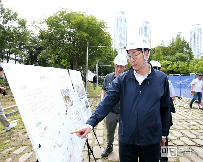 공사 현장을 돌아보는 정명근 화성 시장 ( 사진 - 화성 시청 제공) 