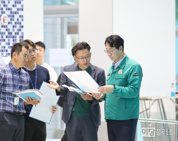 화성시 향남복합문화센터 건립공사 현장에 방문한 정명근 화성시장 