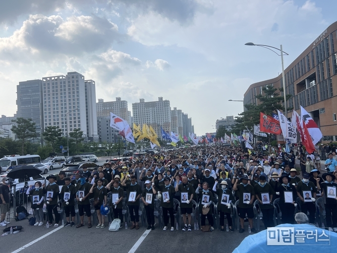 화성시청 앞에 전국에서 모딘 2500 여 명의 아리셀 희망버스 참가자 ( 사진 - 박상희 기자) 
