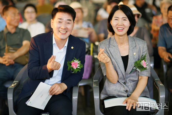 포즈를 취하는 화성시의회 배정수 의장과 최은희 시의원 (사진- 화성시의회 제공) 