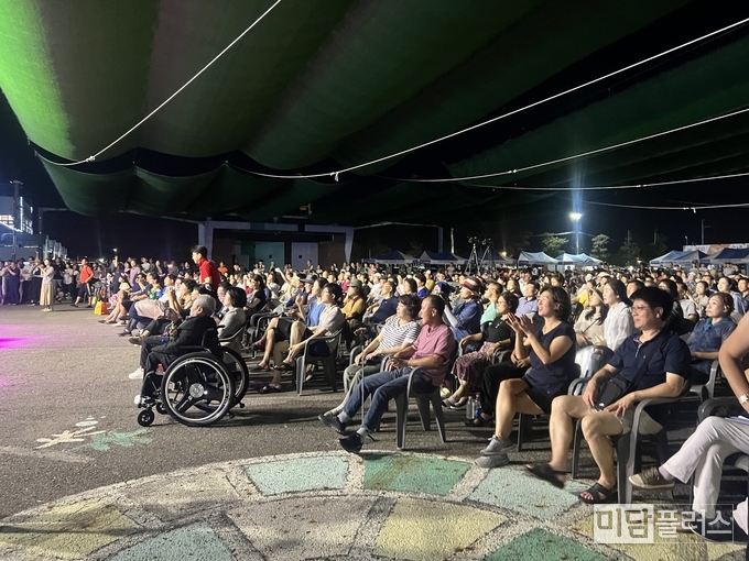 8월 31일 화성예술제에서 가수 민혜경의 공연을 관람하는 화성시민 (사진 - 박상희 기자) 