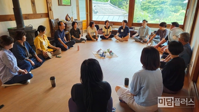 참석자들이 함께 모여 자기 소개를 하고 있다. (사진- 화성민주시민교육네트워크 제공)