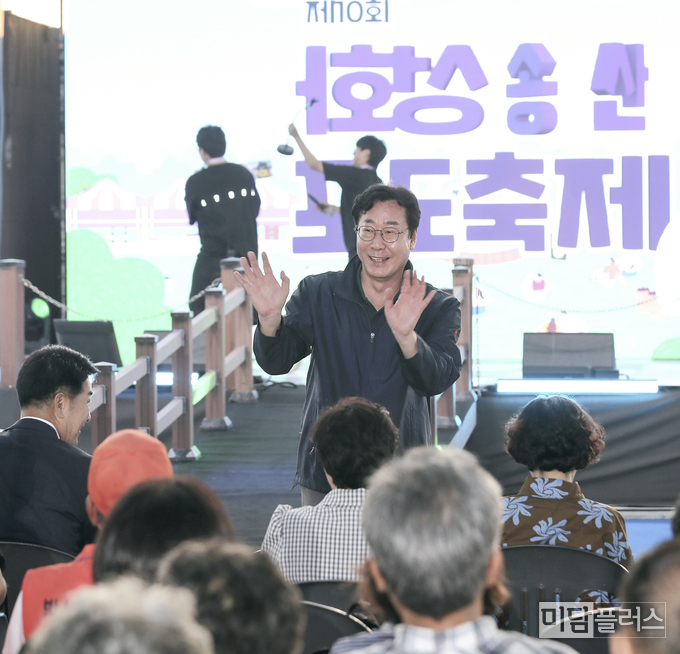 포도 축제에 참석하여 시민께 인사하는 정명근 화성시장 ( 사진 - 화성시청 제공) 