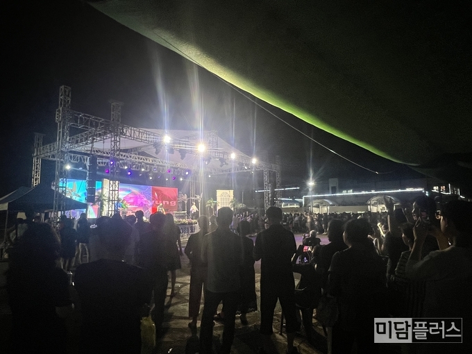 9월 7일 첫날 마지막 출연자 박상철의 무대를 관람하는 화성시민들 ( 사진 - 박상희 기자) 