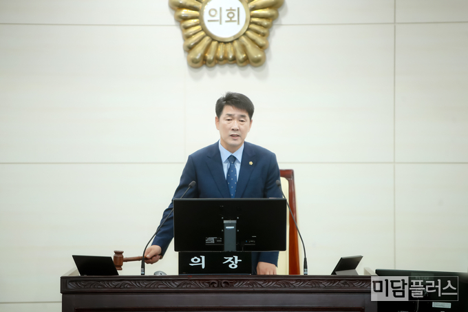 제 235회 임시회 2차 본회의 의사봉 타봉 중인 배정수 화성시의장