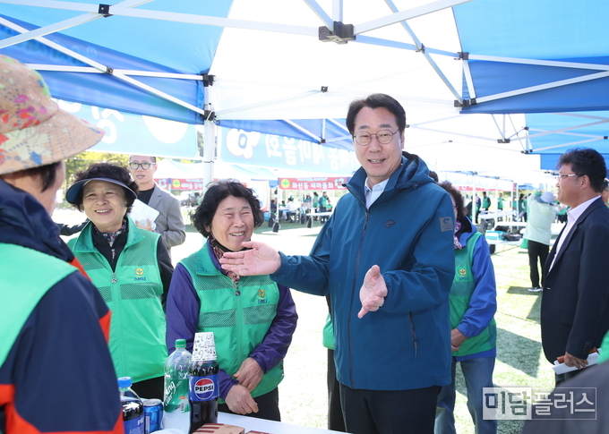2024 화성시새마을지도자 한마음 수련대회에 참석한 정명근 화성시장