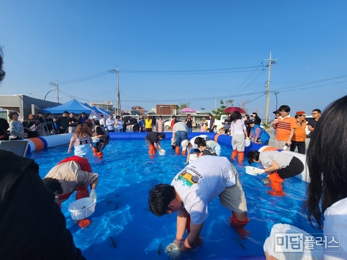 서신면 소(금)&름(음식)축제에 참가한 화성시민