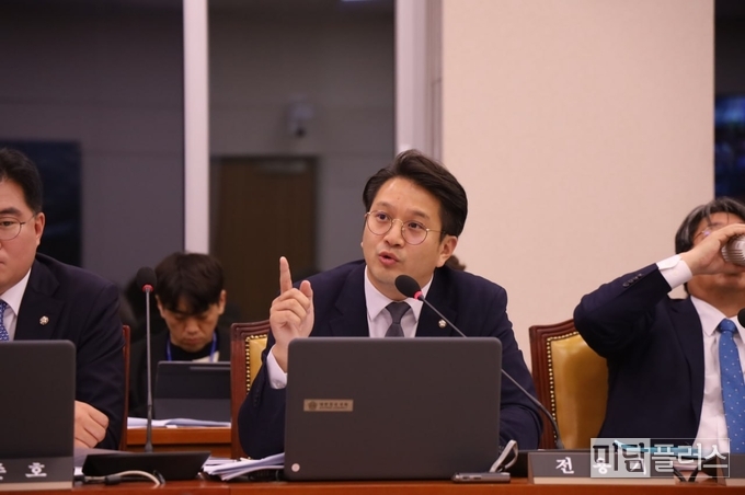 국회에서 질의 중인 전용기 국회의원