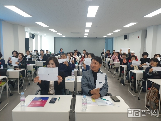 즐겁게 강연을 듣는 참석자들