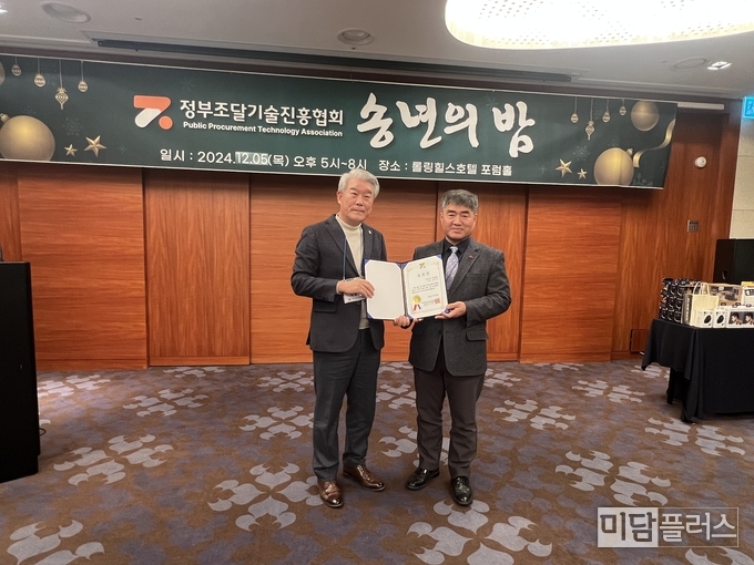 박준남 지회장이 하얀소금 전호경 회장께 표창장을 수여하고 있다. (사진 - 박상희 기자) 