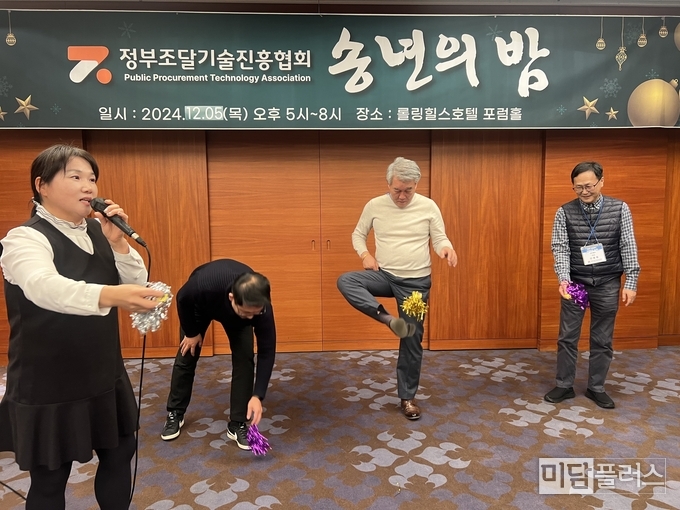 참가자들이 제기를 차며 즐거워 하고 있다. 