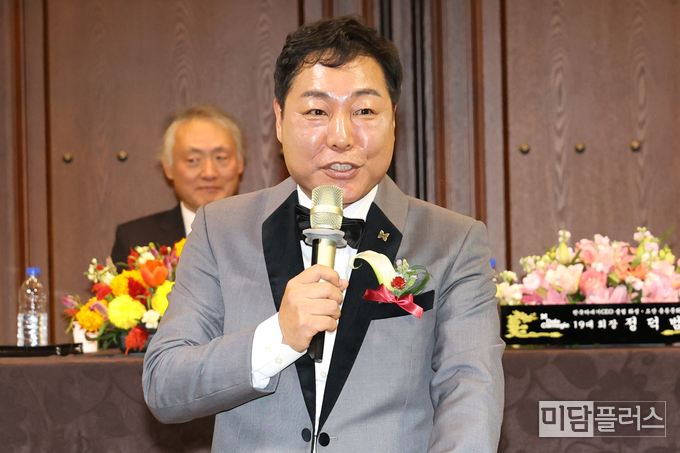 정덕범 19대 한국카네기 CEO 클럽 화성오산 총동문회장이 취임사를 하고 있다