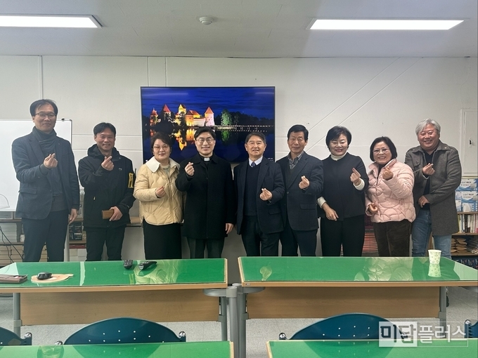 화성 YMCA 이전 후 참석자들이 하트를 표시하고 있다. 