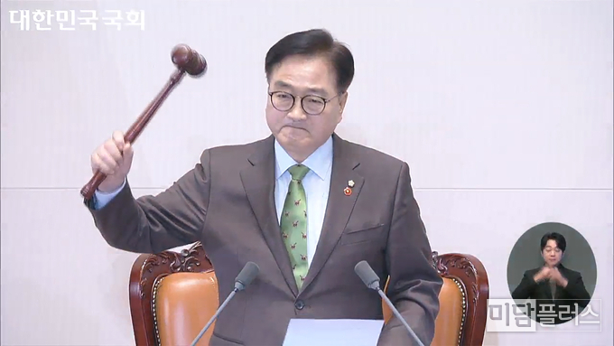 우원식 국회의장이 제419회 국회 제4차 본회의에서 「대통령(윤석열) 탄핵소추안」 가결을 선포하고 있다.<br>
(출처-국회인터넷의사중계시스템)
