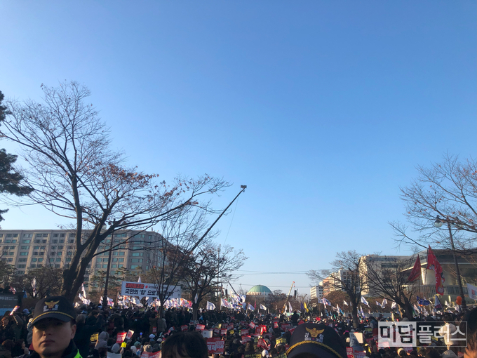 탄핵안 상정 직전 국회 앞을 가득 채운 탄핵 촉구 집회 참여자 (사진 - 화성시민 제공) 