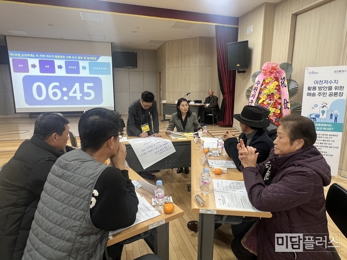테이블 별로 의견을 교환 중인 주민참여단 