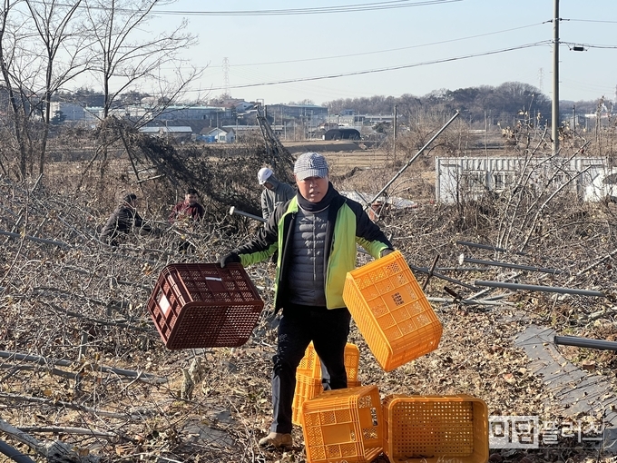 봉사 활동 중인 정덕범 한국카네기 CEO 클럽 화성오산 총동문 회장