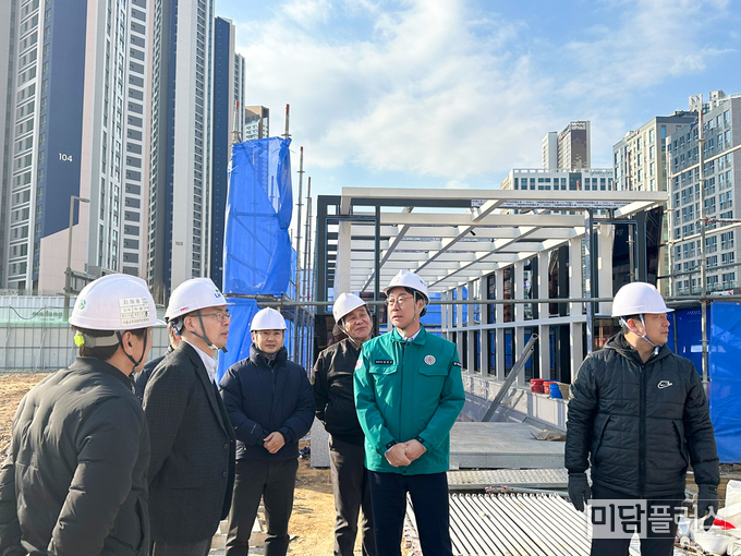 현장 점검 중인 정명근 화성특례시장