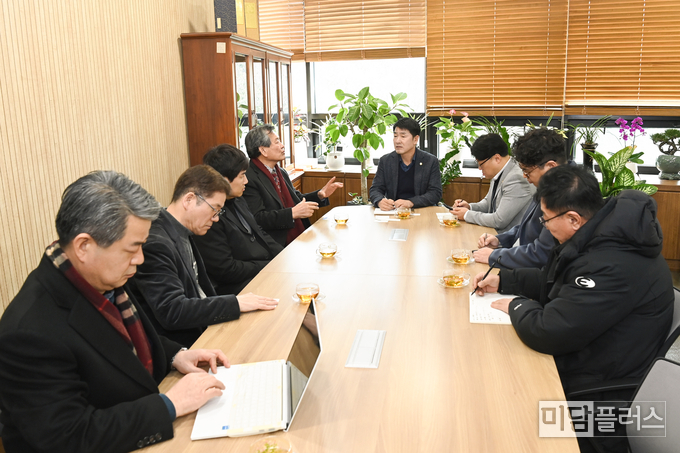 정남면 기업인들과 대담중인 배정수 화성특례시의장