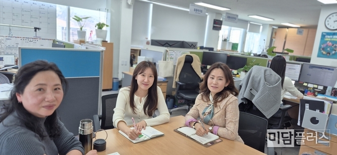 화성특례시 동물보호과 박혜정 과장, 심수경 주무관, 이승주 화성시 반려가족 복지위원
