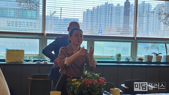 화분만들기를 진행 중인 정봉주 마을 활동가