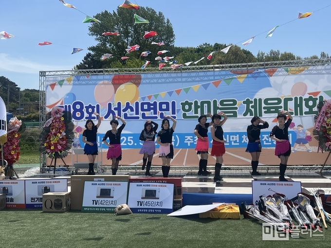 축하공연 중인 라인댄스 팀 ( 지도강사 - 이재록) 