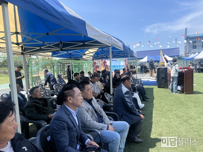 오진택 화성특례시 소통협력관과 신광호 서신면장이 관객을 지켜보고 있다