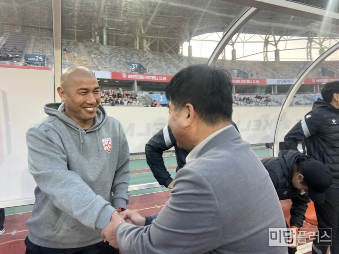 악수하는 차두리 감독과 전호경 (주) 하얀소금 대표