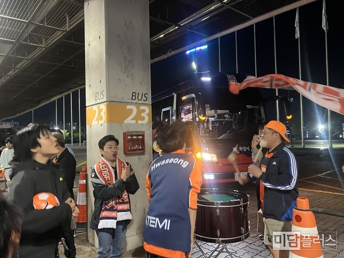 경기가 끝난 직후 승리의 기쁨을 나누는 화성 FC 서포터즈와 김종복 화성특례시의회 문화복지위원장