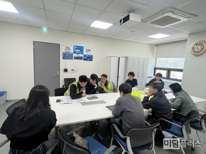  비봉 반대위 주민대표와 화성시 관계자, 삼표 화성사업소 관계자들이 비봉 삼표 석산 지도를 보며 시료채취에 대해 논의하고 있다 <br>
(사진 - 박상희 기자) 