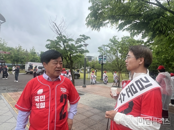 이야기를 나누는 화성 병 최영근 당협위원장(좌) 과 화성 갑 홍형선 당협위원장 (우) 
