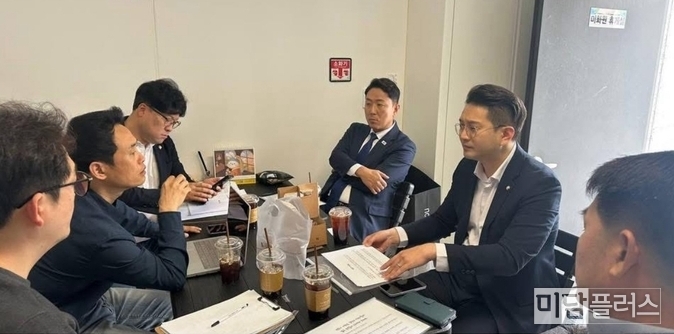 비상대책위원회와 간담회 중인 화성 '정' 전용기 국회의원과 진석범 화성'을' 진석범 위원장