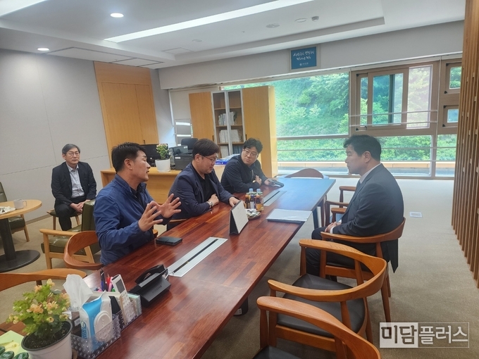 사전 미팅에 참여하여 주민의 뜻을 전달하는 배정수 화성특례시의장, 김태형 도의원, 김영수 시의원