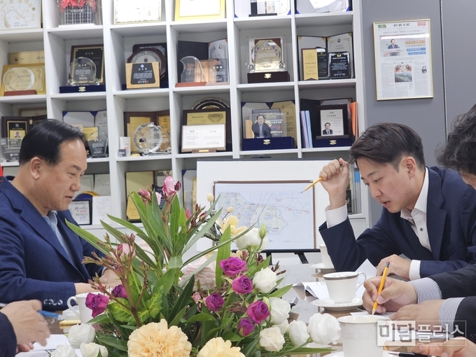이권재 오산시장(좌) 과 이준석 개혁신당 국회의원(우) (사진 - 이준석 의원 페이스북 발췌) 