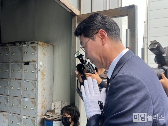 참사 현장에 헌화하는 정명근 화성특례시장