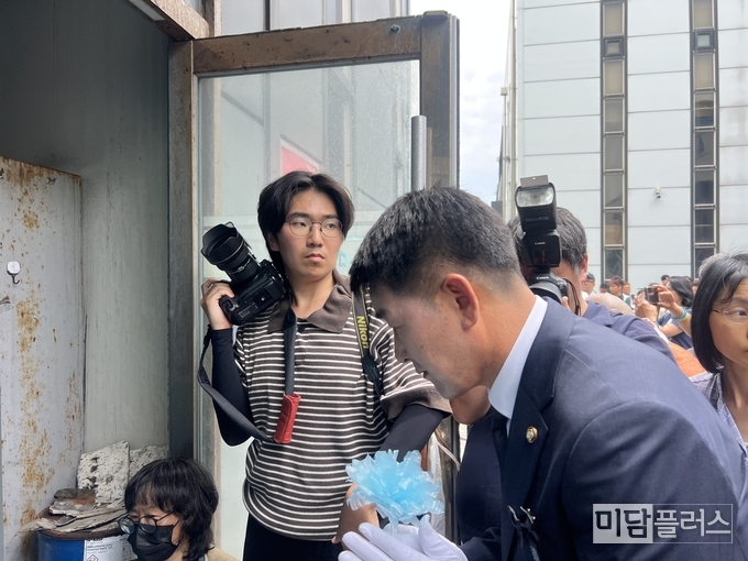 헌화하는 배정수 화성특례시의장