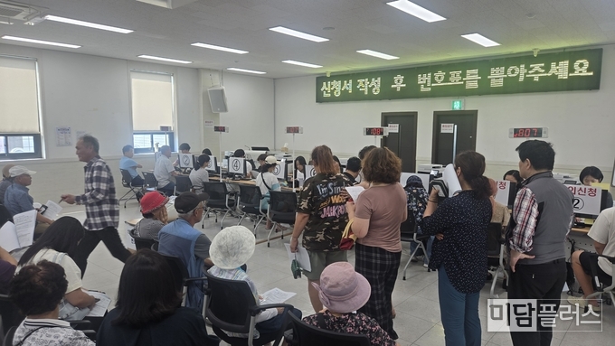 민생회복 소비지원쿠폰 지급 현장 (봉담읍- 7월 28일) (사진 - 최병주 봉담읍장 제공)