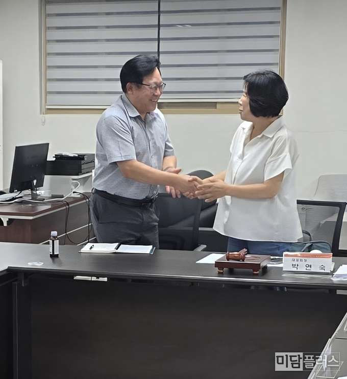 부영 향남 총괄 부장과 악수중인 박연숙 임차인 대표회장 